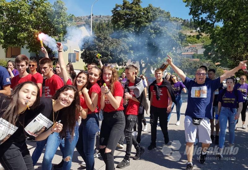 Čapljina: 'Šareni' maturanti na ulicama slave kraj srednjoškolskog obrazovanja